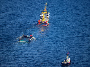 Der Buckelwal wird am Donnerstag in seiner Barge vom Schlepper Fortuna B entlang der d&auml;nischen K&uuml;ste in H&ouml;he Aarhus in Richtung Nordsee durch die Ostsee gezogen, die Robin Hood begleitet den Konvoi weiterhin.