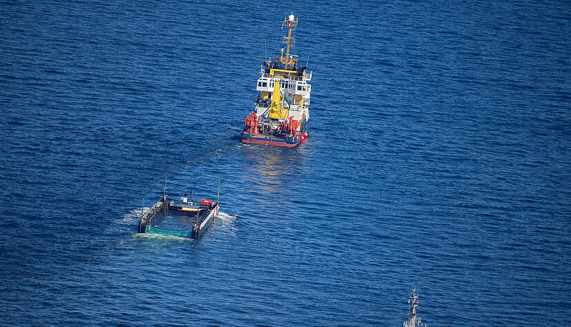 Der Buckelwal wird am Donnerstag in seiner Barge vom Schlepper Fortuna B entlang der d&auml;nischen K&uuml;ste in H&ouml;he Aarhus in Richtung Nordsee durch die Ostsee gezogen, die Robin Hood begleitet den Konvoi weiterhin.