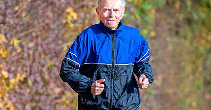 Mit einem Trollinger-Marathon hat alles angefangen, seitdem läuft Werner Broß aus Gemmingen − und auch mit 83 Jahren ist noch kein Ende in Sicht.

Foto: Mario Berger