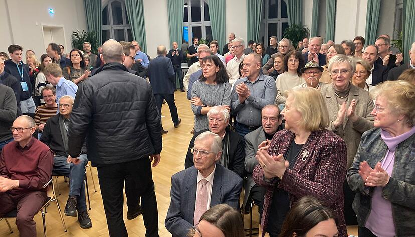 Die G&auml;ste im B&uuml;rgerhaus Schwanen applaudieren beim Eintreffen des Au&szlig;enministers.