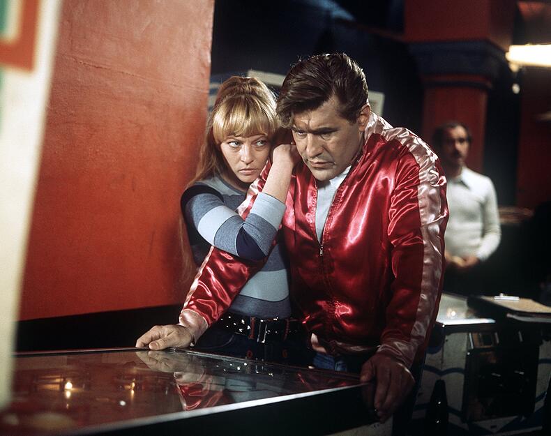 Mario Adorf und Karin Baal in einer Szene eines TV-Films am Spielautomaten (undatierte Aufnahme).