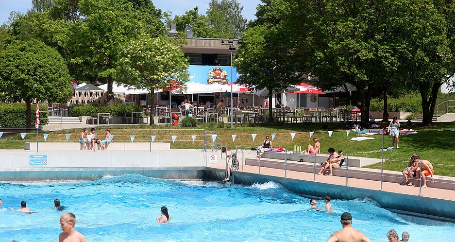 Ein Highlight im Solefreibad Bad Friedrichshall ist das Wellenbecken.