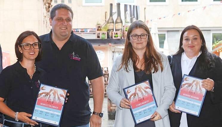Ramona Rosendorf (von links) und Florian Diefenbach vom Festverein Erlenbach, Sarah Pearson und Rosalie Stumpf (HMG) freuen sich über die Auszeichnung.