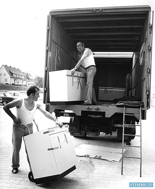 31.07.1975: Einzugsstimmung im neuen Berufsschulzentrum. M&ouml;bel werden f&uuml;r die Lehrer und 4000 Sch&uuml;ler gebracht, bevor diese am 18. August Einzug halten.
