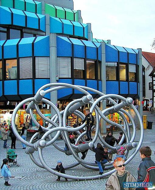 Der 1976 mitten in der historischen Altstadt erbaute Komplex wurde lange Zeit als Fremdk&ouml;rper im Altstadtgef&uuml;ge empfunden und wegen seiner modernen Gestalt als "Ufo", "K&auml;fer vom Mond" oder "Farbschachtel" angefeindet. 

"Inzwischen", sagt Anette Bosse, sei die B&uuml;rgerschaft, "ganz stolz, weil es etwas Au&szlig;ergew&ouml;hnliches ist". Seit 2014 hat das Marktdreieck den Status eines eingetragenen Kulturdenkmals der 1970er Jahre.