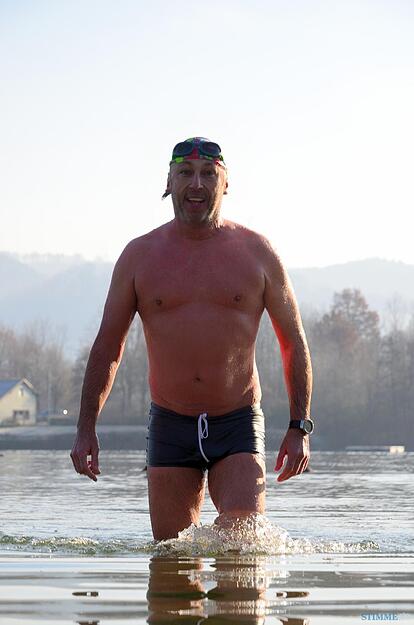 Eisschwimmer am Breitenauer See bei der Seeweihnacht. Foto:
