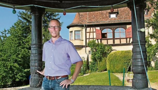 Thorsten Majer am Lieblingsplatz in seiner Heimat, neben dem Kleiningersheimer Schloss. Kurios: Es gehört dem FDP-Politiker Harald Leibrecht.Foto: Guido Sawatzki