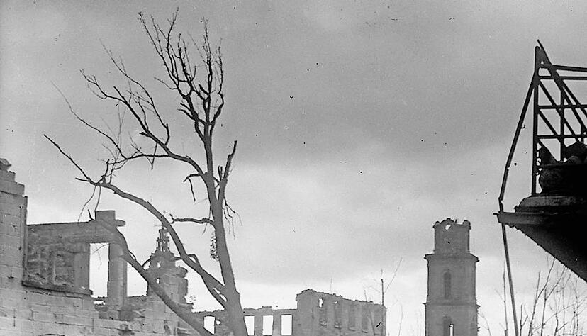 Was nicht direkt von Bomben zerstört wurde, ging im Feuersturm unter, auch Bäume auf der Allee und am Hafenmarktturm. Was nicht direkt von Bomben zerstört wurde, ging im Feuersturm unter, auch Bäume auf der Allee und am Hafenmarktturm.