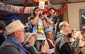 Die Musiker der Blaschdichgugge mischen sich unters Volk und spielen auf den Tischen zwischen der feiernden Menge. Die Musiker der Blaschdichgugge mischen sich unters Volk und spielen auf den Tischen zwischen der feiernden Menge.