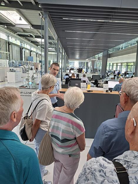 Die Besucher werfen Blicke hinter die Kulissen.