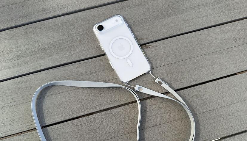 Das neue Crossbody-Band von Apple wird durch kleine Löcher in den iPhone-Hüllen geschlaut und damit befestigt. Das neue Crossbody-Band von Apple wird durch kleine Löcher in den iPhone-Hüllen geschlaut und damit befestigt.