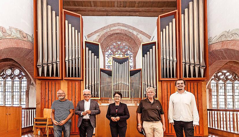 Besuch in der Regiswindiskirche mit Gottfried Link (von links), Klaus-Peter Waldenberger, Barbara Saebel, Christhard Rensch und Erwin Köhler.
Foto: Lina Bihr Besuch in der Regiswindiskirche mit Gottfried Link (von links), Klaus-Peter Waldenberger, Barbara Saebel, Christhard Rensch und Erwin Köhler.
Foto: Lina Bihr