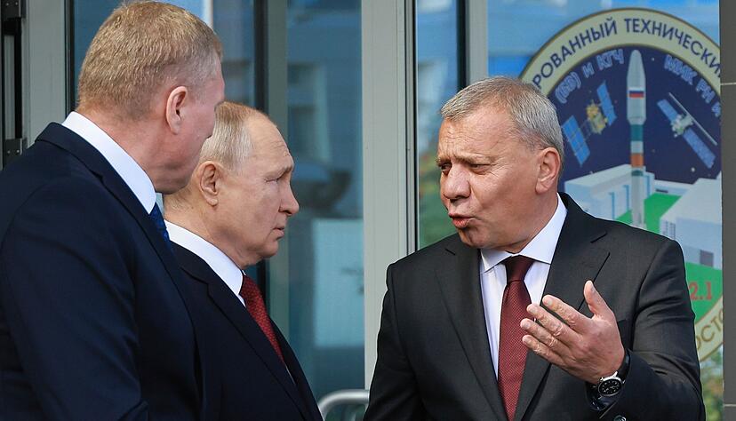 Roscosmos-Chef Juri Borissow (r) und Russlands Präsident Wladimir Putin (M). Roscosmos-Chef Juri Borissow (r) und Russlands Präsident Wladimir Putin (M).