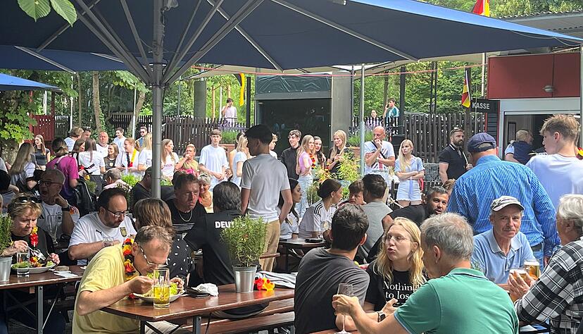 Im Heilbronner Biergarten Trappensee versammeln sich Fußballfans zum Public Viewing.