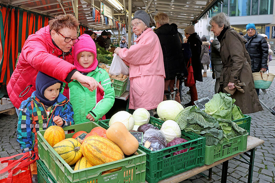Pia Lörz (links) ist mit ihren beiden Enkeln Mia und Ben auf dem Heilbronner Wochenmarkt unterwegs. Sie sammeln Grünzeug für ihre Hasen. Pia Lörz (links) ist mit ihren beiden Enkeln Mia und Ben auf dem Heilbronner Wochenmarkt unterwegs. Sie sammeln Grünzeug für ihre Hasen.
