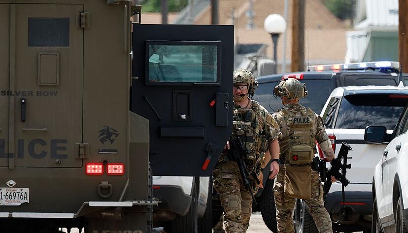 Einsatzkräfte nach den Schüssen in Anaconda im US-Bundesstaat Montana. Einsatzkräfte nach den Schüssen in Anaconda im US-Bundesstaat Montana.