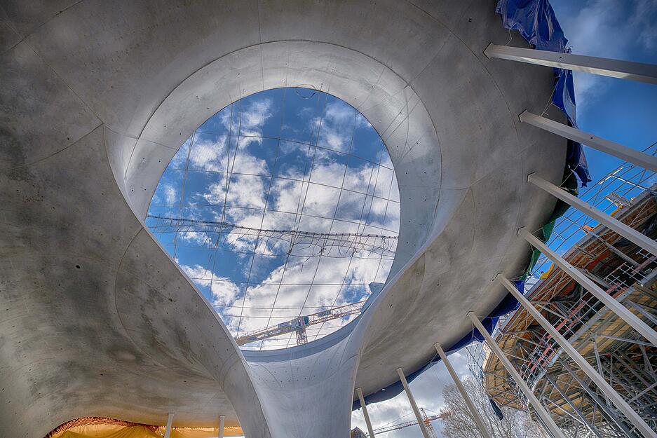 28 Kelchst&uuml;tzen sollen sp&auml;ter das Bahnhofsdach tragen Jede von ihnen hat einen Durchmesser von 32 Metern. Verbaut werden bis zu 350 Tonnen Stahl und 685 Kubikmeter Beton, pro Exemplar. Oben befindet sich dann die 16 Meter breite Glaskuppel, die sp&auml;ter f&uuml;r Licht im unterirdischen Bahnhof sorgen soll.