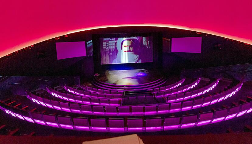 Lichtspektakel mit vielfältigen Effekten: Die Zuschauertribüne ist in violettes Licht getaucht. Über der Bühne projiziert ein Beamer auf ein Spezialgewebe (Lasergaze) bewegte Bilder einer Fantasieshow. Foto: Mario Berger Lichtspektakel mit vielfältigen Effekten: Die Zuschauertribüne ist in violettes Licht getaucht. Über der Bühne projiziert ein Beamer auf ein Spezialgewebe (Lasergaze) bewegte Bilder einer Fantasieshow. Foto: Mario Berger