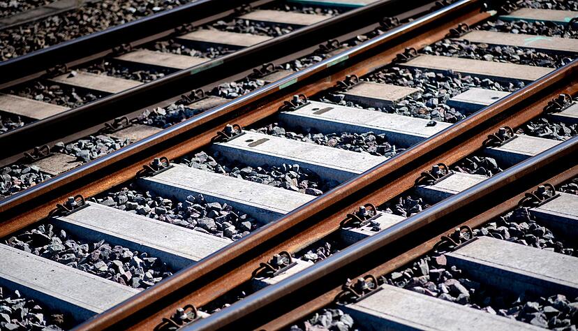 Gleise sind an einem Bahnhof im Schotterbett verlegt. Gleise sind an einem Bahnhof im Schotterbett verlegt.