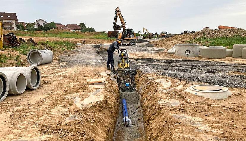 Schicht im Schacht: Arbeiter verlegen im Neubaugebiet Zylinderhof III Kabel und Rohre. Dazu zählen auch Leitungen für das neue Nahwärmenetz.
Foto: Jörg Kühl