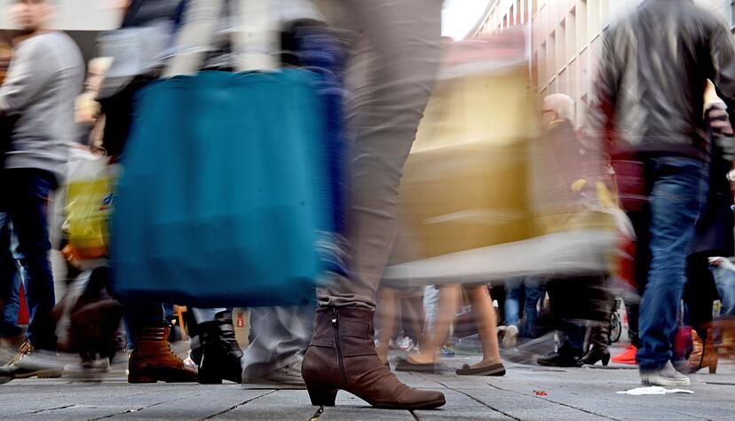 Volle T&uuml;ten, leere Konten: Bei Kaufsucht geraten Selbstkontrolle und Finanzen oft aus dem Gleichgewicht.