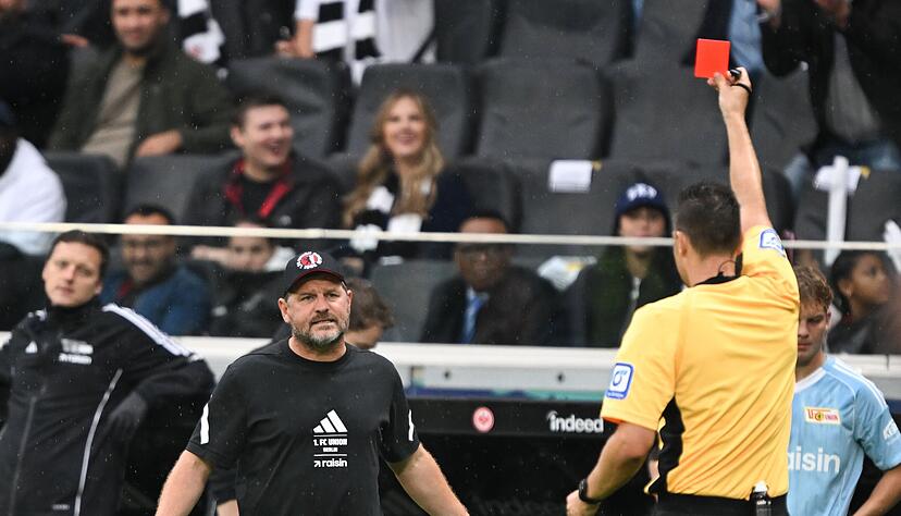 Schiedsrichter Sven Jablonski (rechts) zeigt Trainer Steffen Baumgart (1. FC Union Berlin) die Rote Karte.