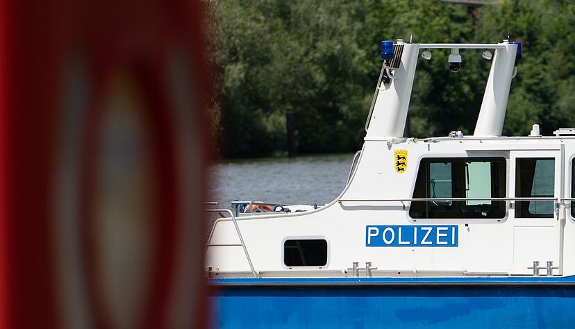 Starke Wellen haben wohl zwei Boote auf dem Rhein zum Kentern gebracht. (Archivbild) Starke Wellen haben wohl zwei Boote auf dem Rhein zum Kentern gebracht. (Archivbild)