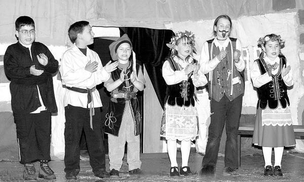 2001. Kinder aus Horkheim und Böckingen inszenieren im Gewölbekeller die Sage vom "Schneiderlein im Mond".