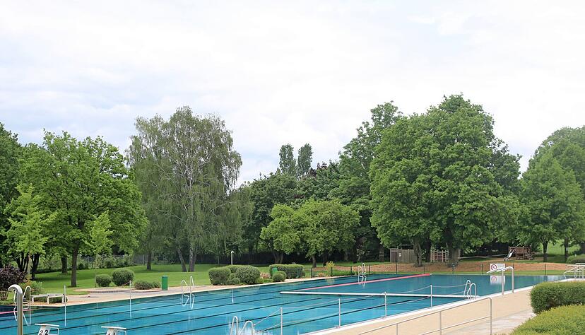 Weitestgehend verwaist zeigte sich das Gemminger Freibad an den ersten drei Öffnungstagen. Mit schönem Wetter ändert sich das sicher. 
Foto: Franz Theuer