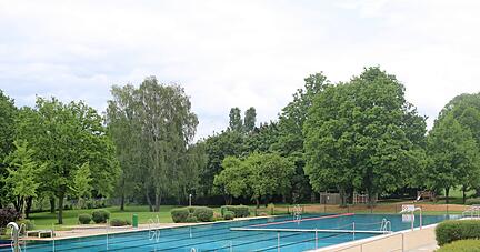 Weitestgehend verwaist zeigte sich das Gemminger Freibad an den ersten drei Öffnungstagen. Mit schönem Wetter ändert sich das sicher. 
Foto: Franz Theuer