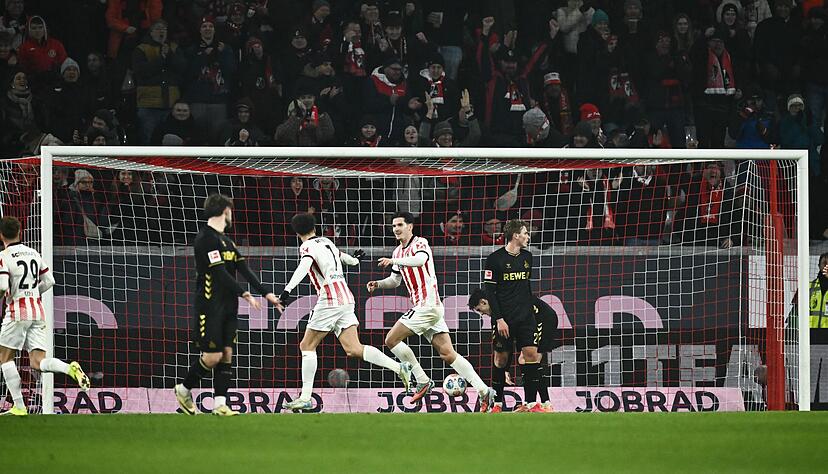 Trifft derzeit wie am Flie&szlig;band: Freiburgs Igor Matanovic (2.v.r.).