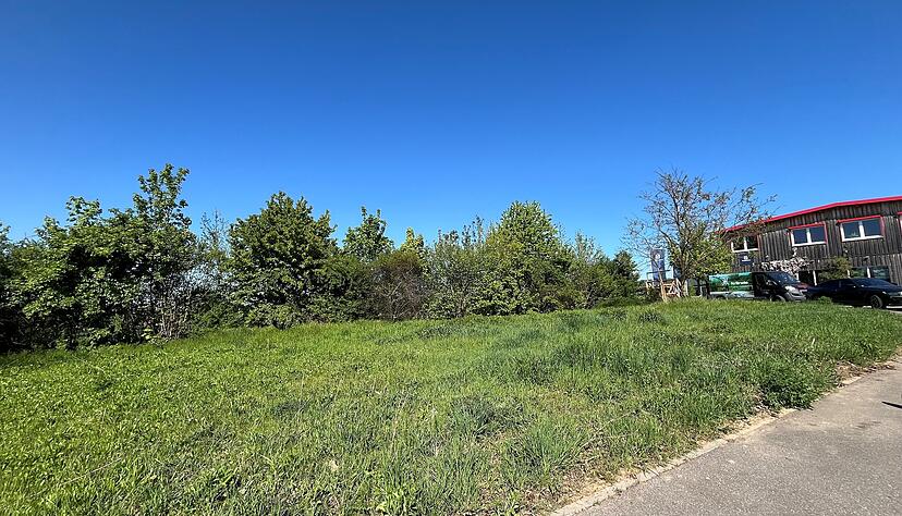 Das Grundst&uuml;ck Fischer&auml;cker 13 geh&ouml;rt der Gemeinde. Dort soll eine Containeranlage f&uuml;r Fl&uuml;chtlinge entstehen.