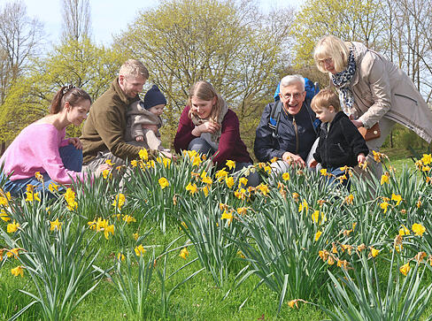 Familie Schwarzer aus Heilbronn bei der Ostereiersuche. Familie Schwarzer aus Heilbronn bei der Ostereiersuche.