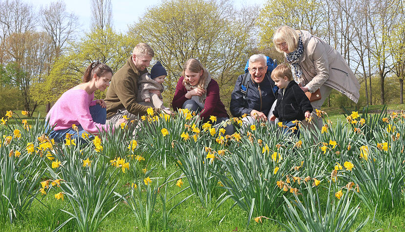 Familie Schwarzer aus Heilbronn bei der Ostereiersuche. Familie Schwarzer aus Heilbronn bei der Ostereiersuche.