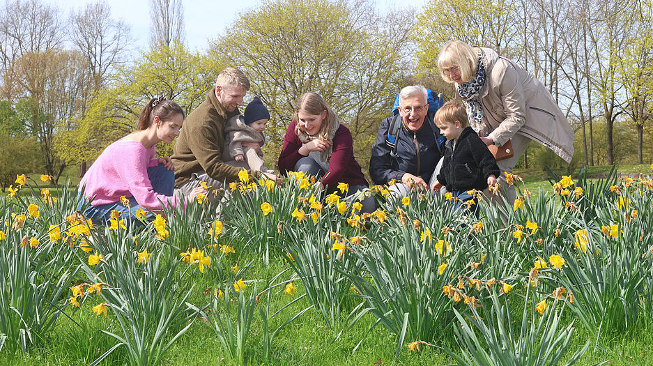 Familie Schwarzer aus Heilbronn bei der Ostereiersuche.