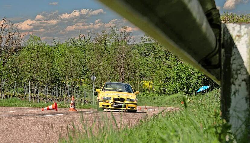 Nico Chelminiacki, Maximilian Deis und Marcel Pimpl hatten mit abbauenden Reifen auf ihrem BMW E36 318ti des Team Hornet zu kämpfen.
Foto: Laura Vollmer Nico Chelminiacki, Maximilian Deis und Marcel Pimpl hatten mit abbauenden Reifen auf ihrem BMW E36 318ti des Team Hornet zu kämpfen.
Foto: Laura Vollmer