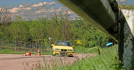 BMW III: Nico Chelminiacki, Maximilian Deis und Marcel Pimpl hatten mit abbauenden Reifen auf ihrem BMW E36 318ti des Team Hornet zu kämpfen.