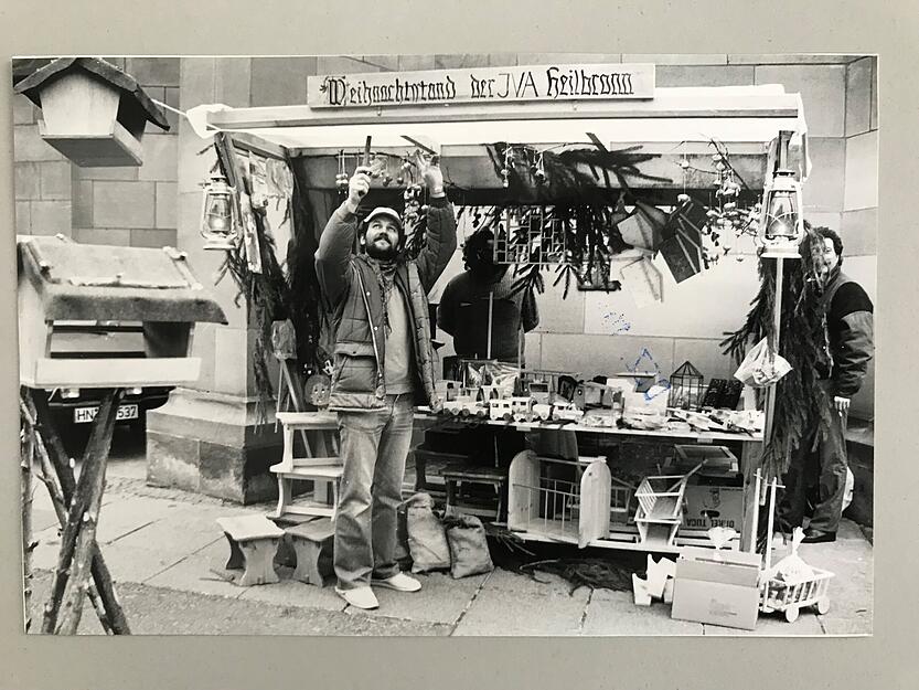 Aufbau des Verkaufsstands für Produkte aus den Werkstätten der JVA Heilbronn auf dem Weihnachtsmarkt. Aufnahme aus dem Jahr 1985. Aufbau des Verkaufsstands für Produkte aus den Werkstätten der JVA Heilbronn auf dem Weihnachtsmarkt. Aufnahme aus dem Jahr 1985.