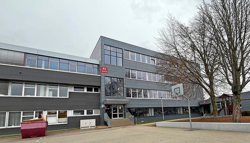 Das Schulzentrum ist Baujahr 1973. Bis 2006 gab es mehrere Erweiterungen und Umbauten. Dabei wurden die Brandschutzauflagen nicht umgesetzt.
Foto: Claudia Kostner