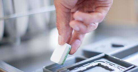 Bei Tabs f&uuml;r die Geschirrsp&uuml;lmaschine gibt es gro&szlig;e Unterschiede.