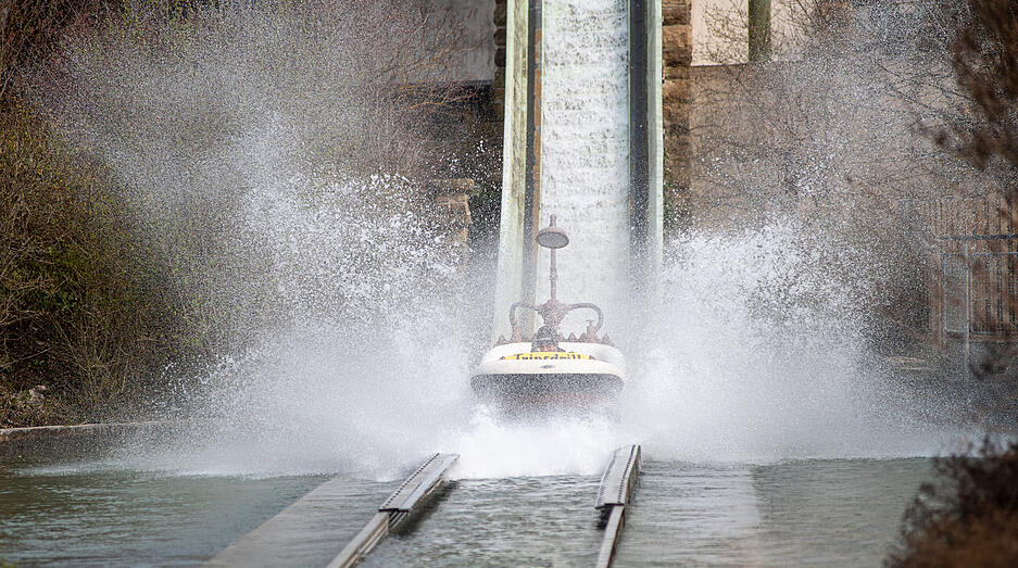 Den milden Temperaturen zu trotz wagen Besucher den Weg in den Jungbrunnen und mit der Badewanne die Wasserrutsche hinunter. Den milden Temperaturen zu trotz wagen Besucher den Weg in den Jungbrunnen und mit der Badewanne die Wasserrutsche hinunter.