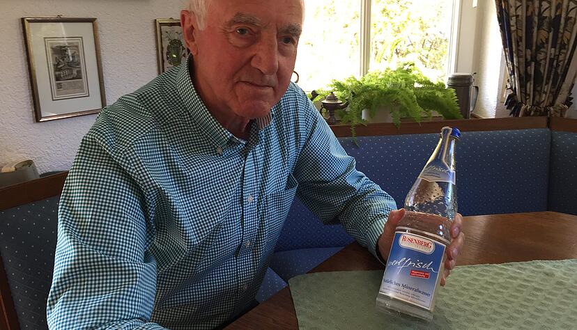 Hans-Wilhelm Dietel mit einer Flasche Rosenberg Mineralwasser - vermutlich die letzte existierende. Foto: Wieland Hans-Wilhelm Dietel mit einer Flasche Rosenberg Mineralwasser - vermutlich die letzte existierende. Foto: Wieland