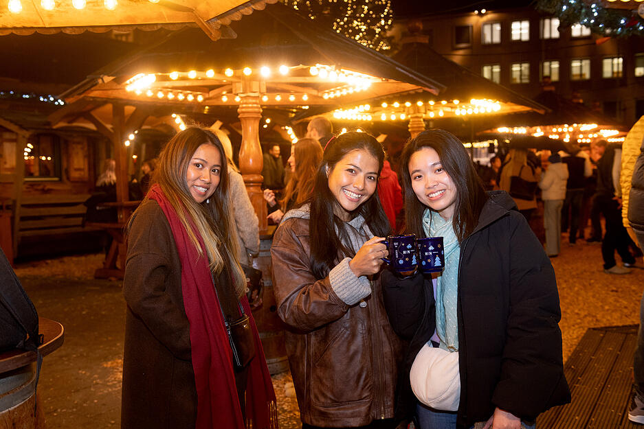 Den ersten Glühwein genießen diese drei Frauen.