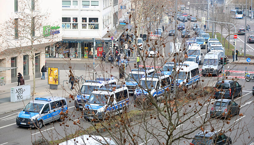 Die Polizei begleitet die Kurden-Demo in Heilbronn. Die Polizei begleitet die Kurden-Demo in Heilbronn.