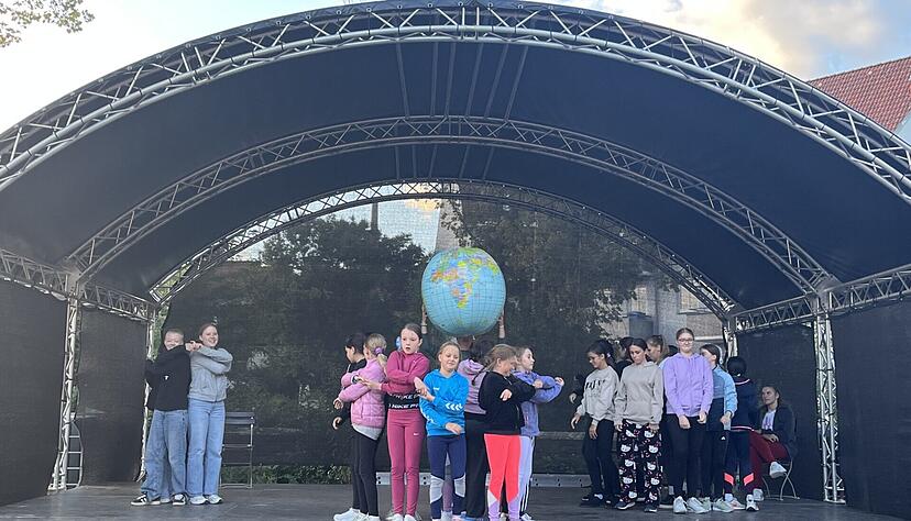 Zuneigung statt Hass: Die Hip-Hop Gruppen des TB-Richen bei den Proben für Die Hip-Hop-Gruppe des TB Richen probt ihre Musicalaufführung im Biergarten im Schwanen. In dem Stück geht es um ein harmonisches Miteinander auf der Erde.
 Foto: Maja Eckstein