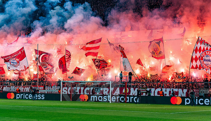Fans des FC Bayern München vor dem Champions-League-Spiel gegen Bayer 04 Leverkusen. Es ist Ähnlichkeit zur VfB-Choreo zu sehen. Fans des FC Bayern München vor dem Champions-League-Spiel gegen Bayer 04 Leverkusen. Es ist Ähnlichkeit zur VfB-Choreo zu sehen.