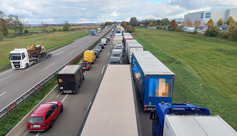 Nach einem Unfall auf der A6 mit drei Lkw staut sich der Verkehr Richtung Nürnberg. Nach einem Unfall auf der A6 mit drei Lkw staut sich der Verkehr Richtung Nürnberg.