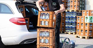 Nachhaltigkeit z&auml;hlt: Wer &ouml;kologisch handeln m&ouml;chte, sollte Mineralwasser in Mehrwegflaschen kaufen und auf regionale Quellen achten.