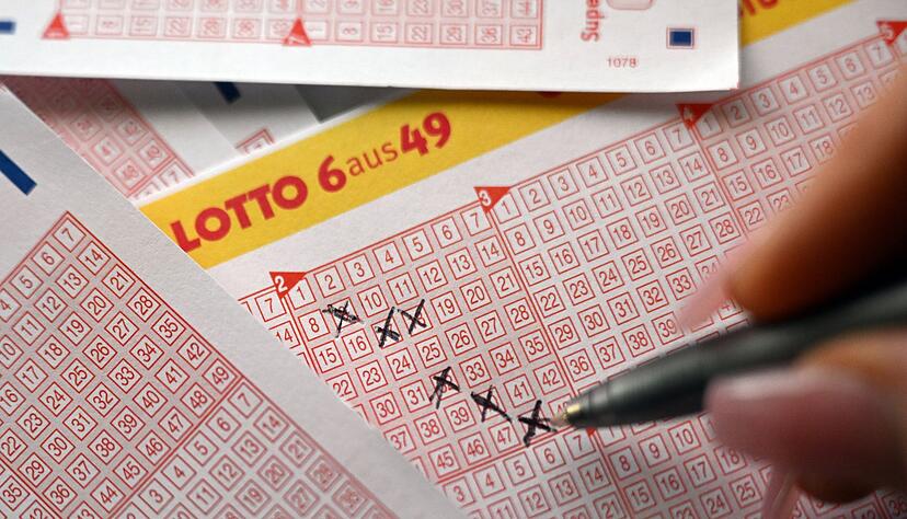 Eine Spielerin füllt einen Lottoschein aus. Eine Spielerin füllt einen Lottoschein aus.