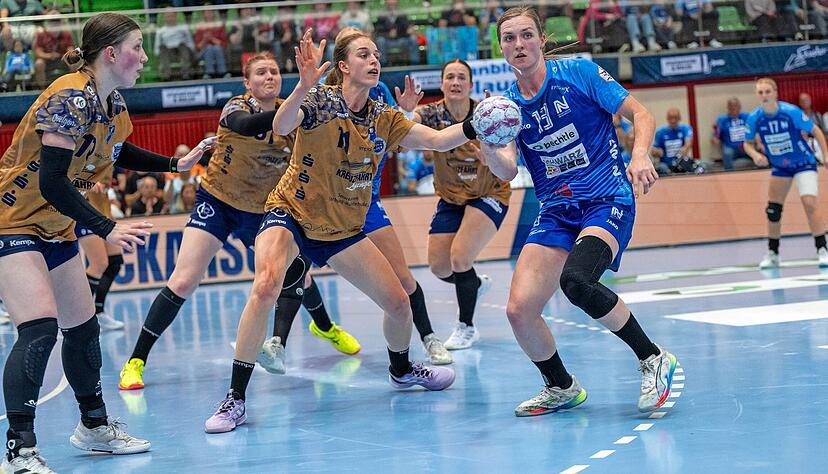 Eingekesselt von der Buxtehuder Abwehr mit Anika Hampel (links) und Isabelle D&ouml;lle (Mitte), war der Sport-Union Neckarsulm um Alicia Soffel der Weg zum Tor am Samstagabend h&auml;ufig versperrt.
Foto: Christiana Kunz